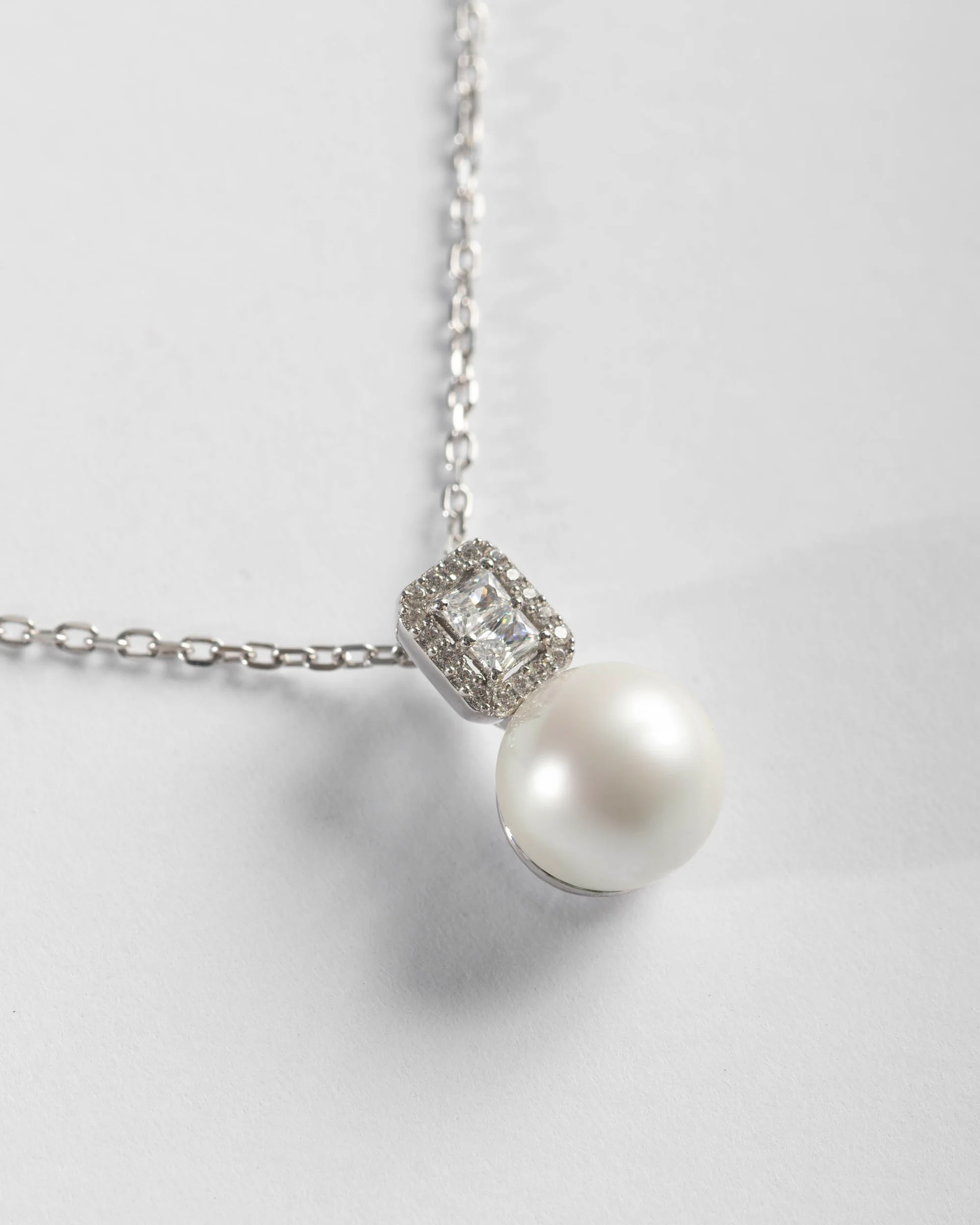 Odeta - Exquisite sidabrinis vėrinys su 10mm perlu