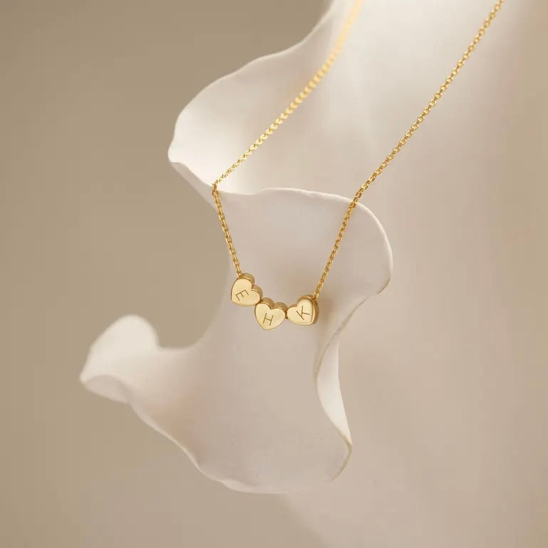 Nerija - Puiki dovana – personalizuotas raidės vėrinys su širdelėmis