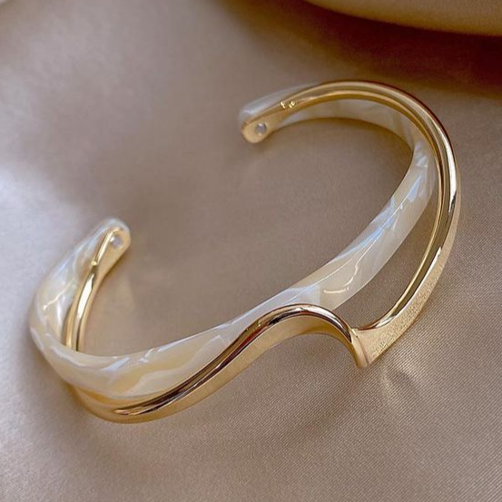 Danutė – Elegantiška aukso opalo apyrankė