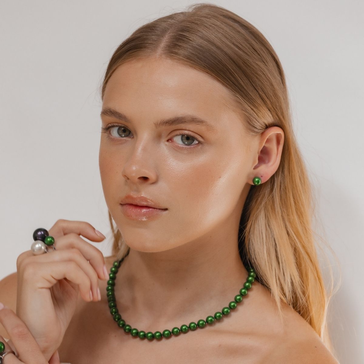 Austėja - Lyra auksinis vėrinys su žalia 8mm perlu